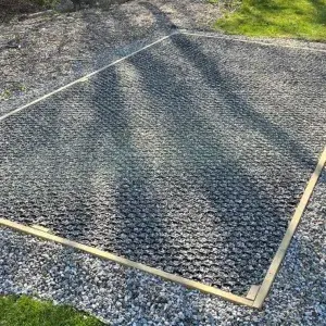 Ce alegi pentru aleea din curte: gazon, pietriș, pavele clasice sau pavele din plastic?
